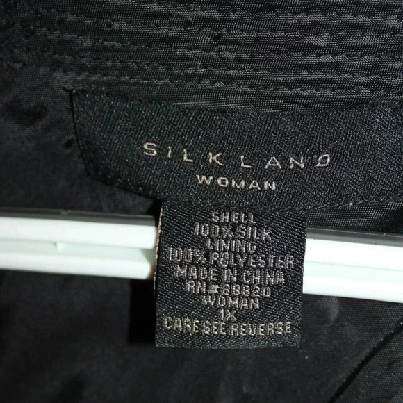 Silkland Woman - Black with Floral Embroidery 100% Silk Shell 1X Deep V-Neck - Picture 7 of 16